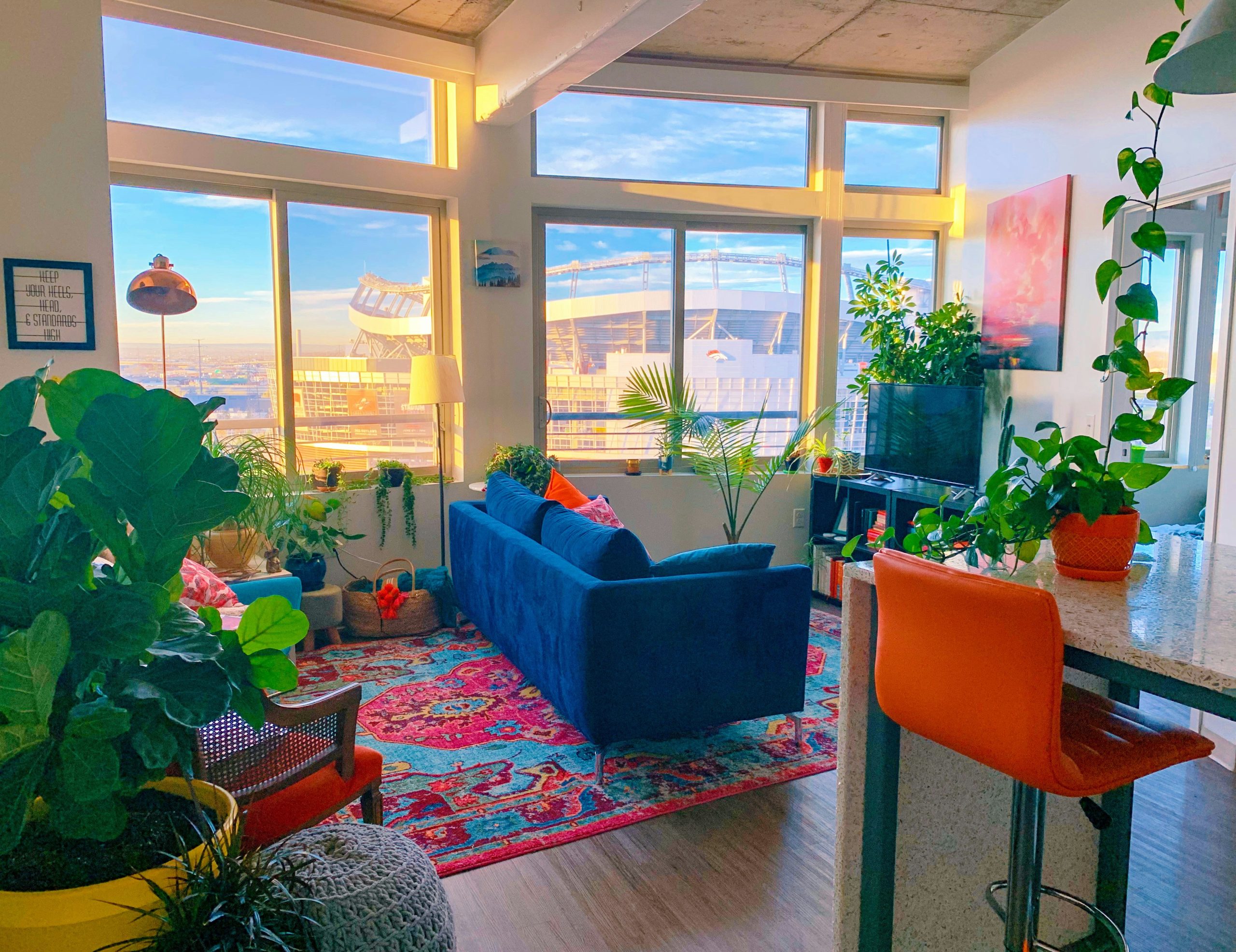 A beautifully decorated, colorful living room.